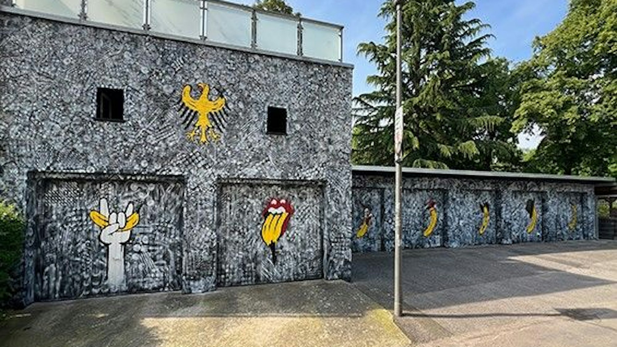 Die Variationen der berühmten Banane sind in der Winkelmannstraße am Übergang zum Blücherpark gesprüht worden.