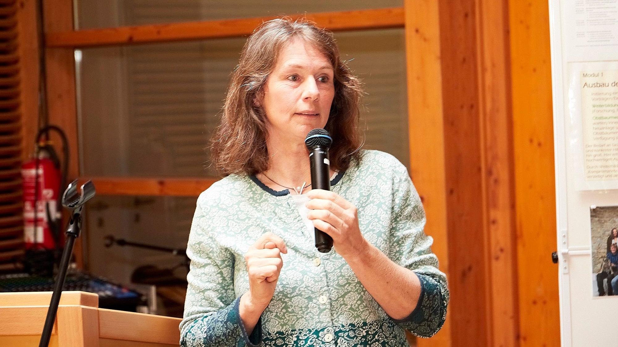 Projektleiterin Dr. Elke Sprunkel von der Biologischen Station im Kreis Euskirchen spricht in ein Mikrofon.