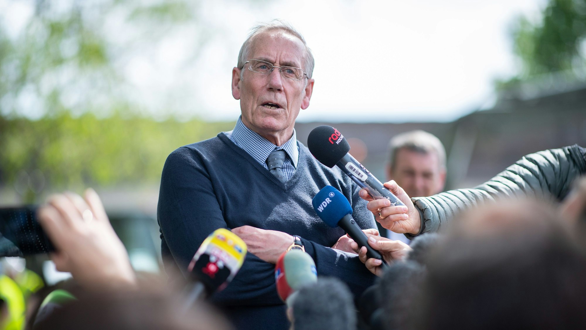 Der Vater der verschwundenen Katrice Lee, Richard Lee, gibt anwesenden Journalisten in Paderborn ein Interview.