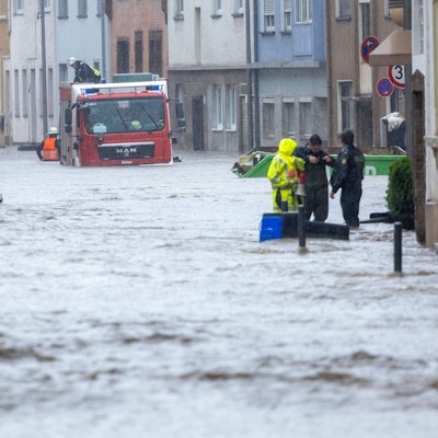 Flutdrama im Saarland: Die anhaltenden Regenfälle lassen die Flüsse extrem schnell anschwellen. Besonders dramatisch ist die Situation in den Gemeinden Fischbach-Camphausen. Hier wurde Katastrophenalarm ausgelöst.