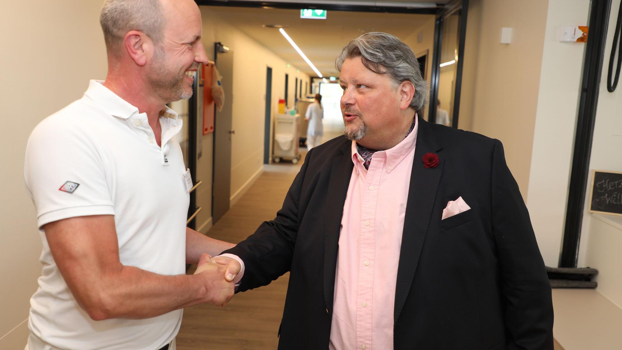 Thomas Cüpper gibt Chefarzt Dr. Christian Piroth die Hand.
