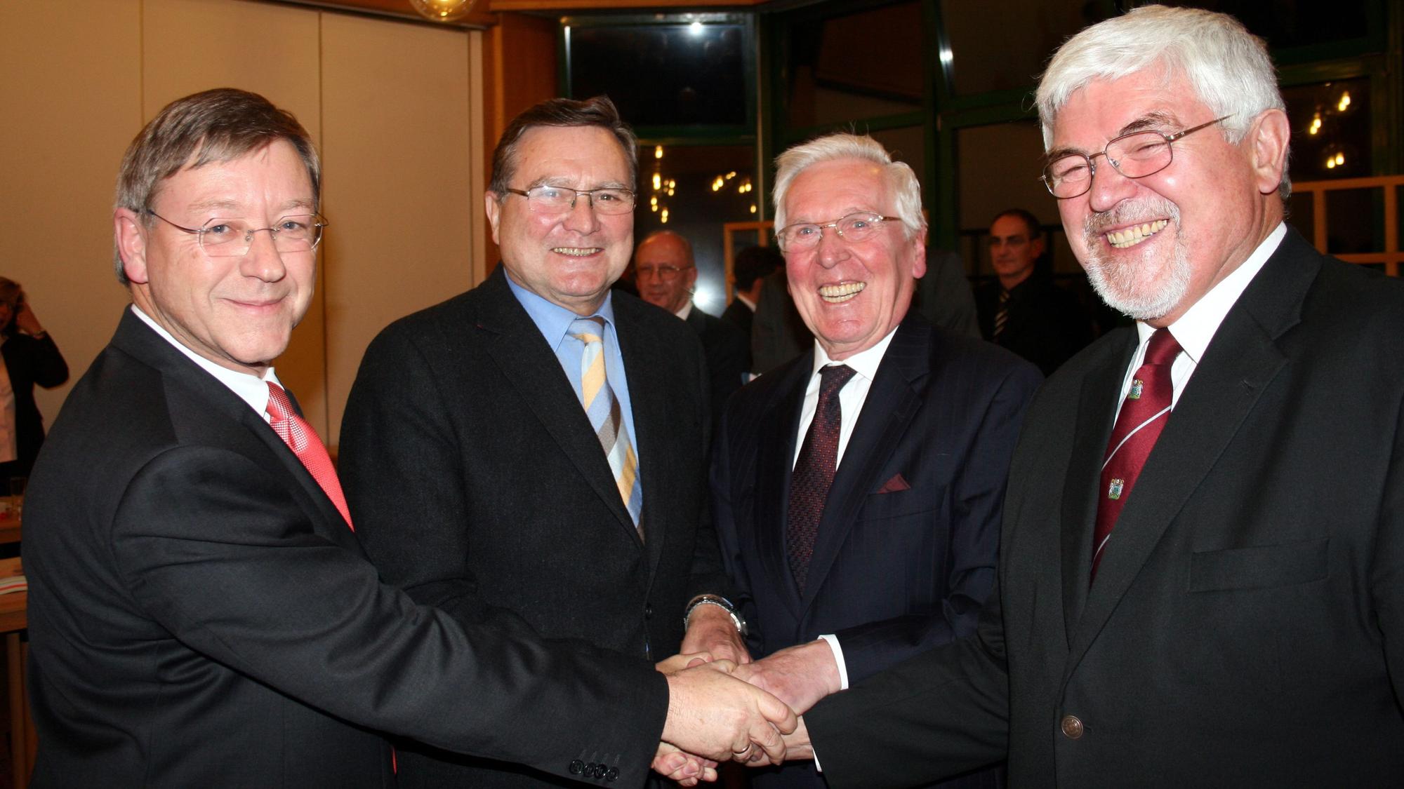 Die Vize-Bürgermeister Siegfried Raimann, Rolf Trefz und Dr. Dieter Schmitz geben sich mit Bürgermeister Andreas Heider die Hand.
