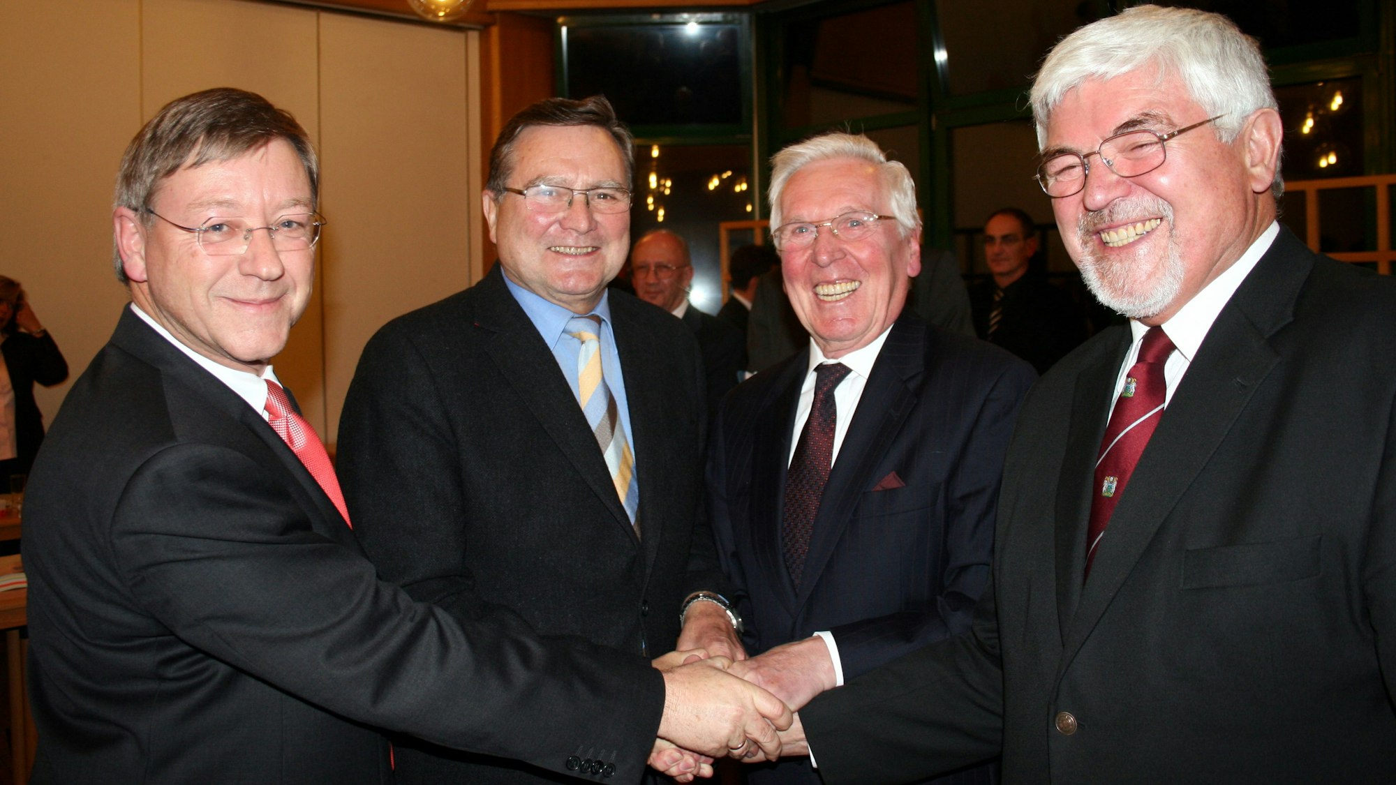 Die Vize-Bürgermeister Siegfried Raimann, Rolf Trefz und Dr. Dieter Schmitz geben sich mit Bürgermeister Andreas Heider die Hand.