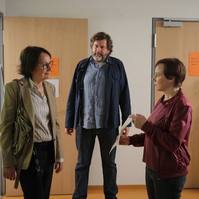 Franziska Tobler hält der Oberärztin ein Durchsuchungsschreiben hin. Frau Tausendleben scheint empört, bleibt aber ruhig. Friedemann Berg steht an der Tür.