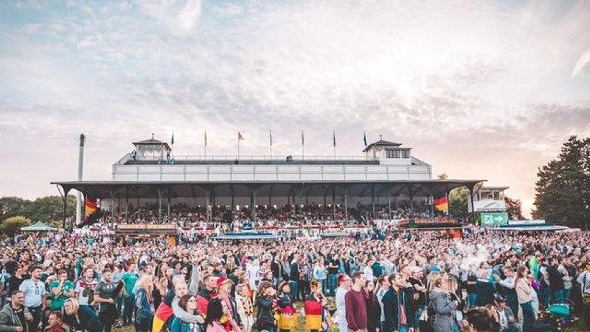 Public Viewing zur Europameisterschaft auf der Galopprennbahn Köln.