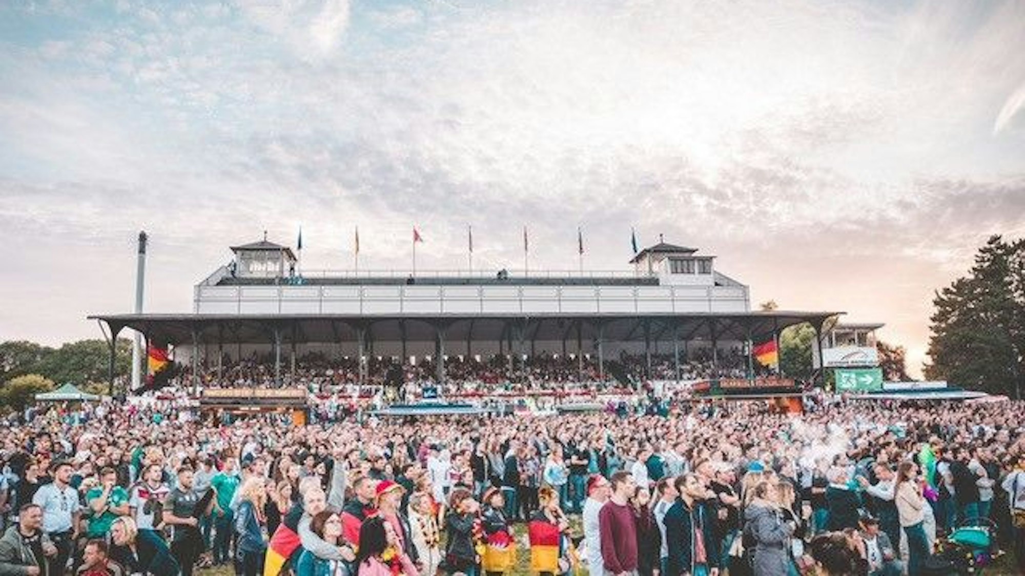 Public Viewing zur Europameisterschaft auf der Galopprennbahn Köln.