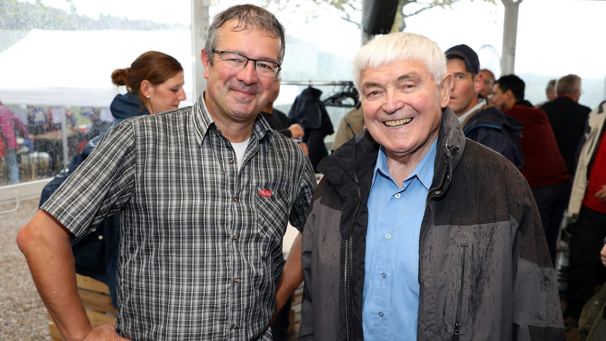 Siegfried Raimann steht neben Manuel Andrack bei einer Wanderung auf dem Rösrather Bergbauweg.