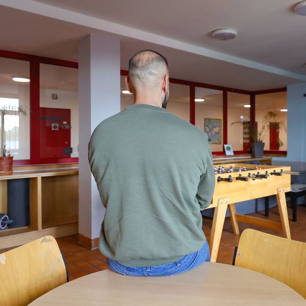 Der Gefangene Adam R. sitzt im Wohnbereich der Väter-WG an der JVA Siegburg.