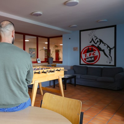 Der Gefangene Adam R. sitzt im Wohnbereich der Väter-WG an der JVA Siegburg.