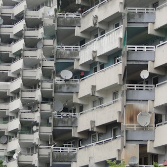 Den betroffenen Häusern in der Osloer Straße ist der beklagenswerte Zustand auch von außen anzusehen.