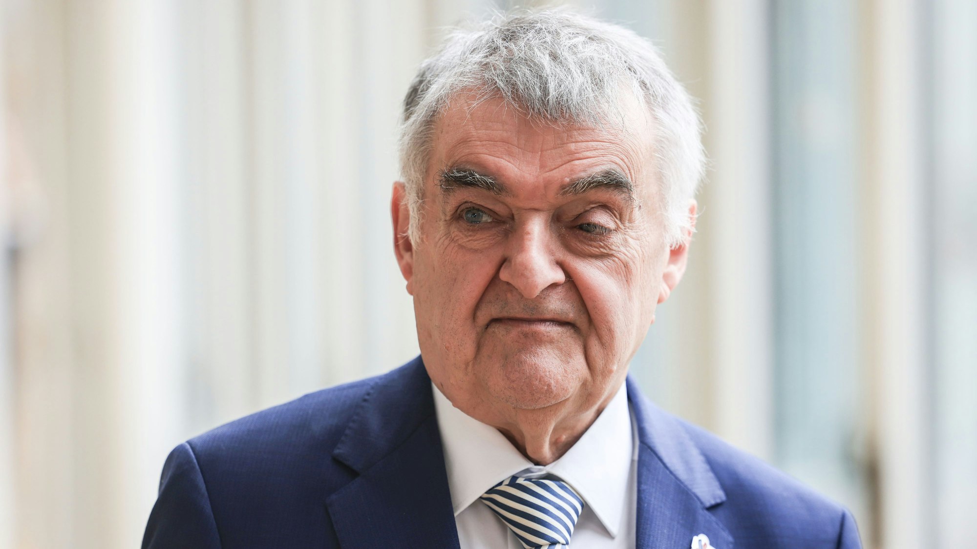 Herbert Reul (CDU), NRW-Innenminister, äußert sich im Landtag zu einer Razzia gegen eine Hamas-Unterstützergruppe in Duisburg.