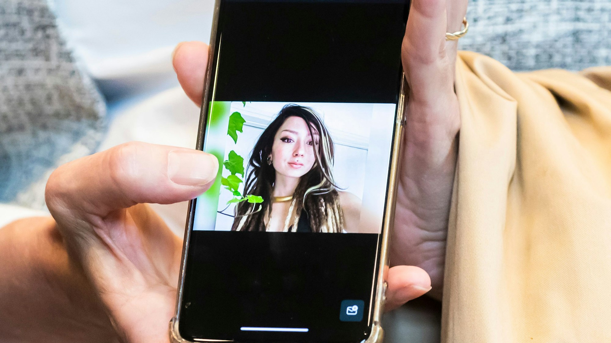 Ricarda Louk zeigt bei einem Treffen mit Bundestagspräsidentin Bas ein Foto ihrer durch die Hamas entführten Tochter Shani Louk.