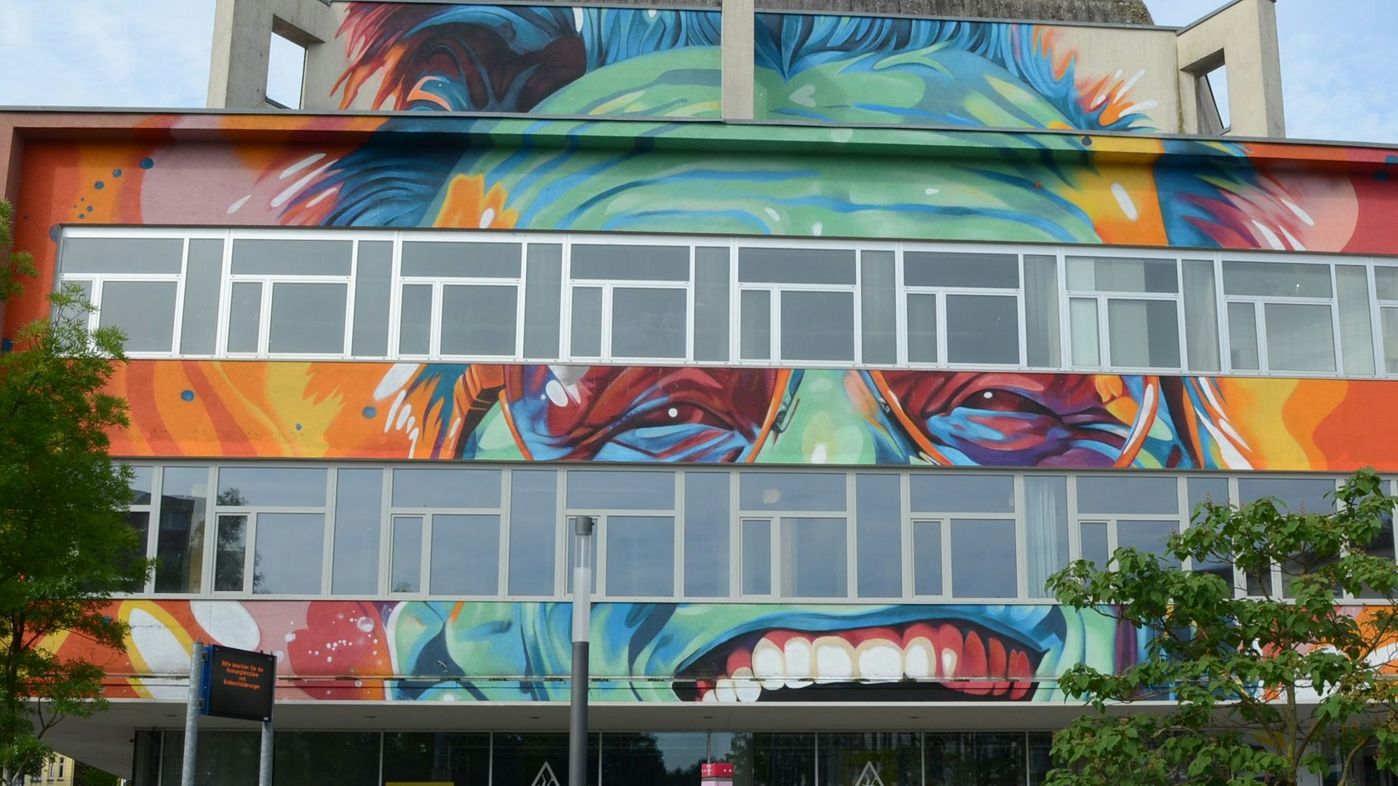 Eine grellbunt bemalte Gebäudefassade.
