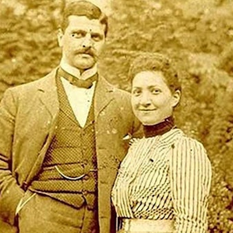 Das Bild zeigt die Komponistin mit ihrem Ehemann.