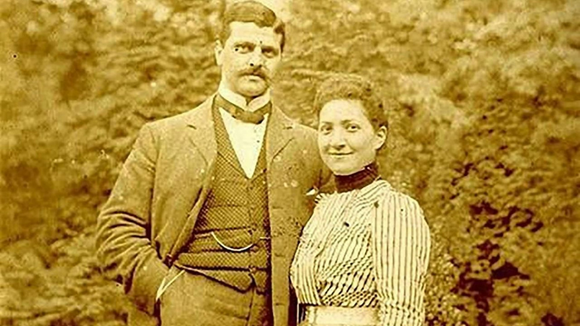 Das Bild zeigt die Komponistin mit ihrem Ehemann.