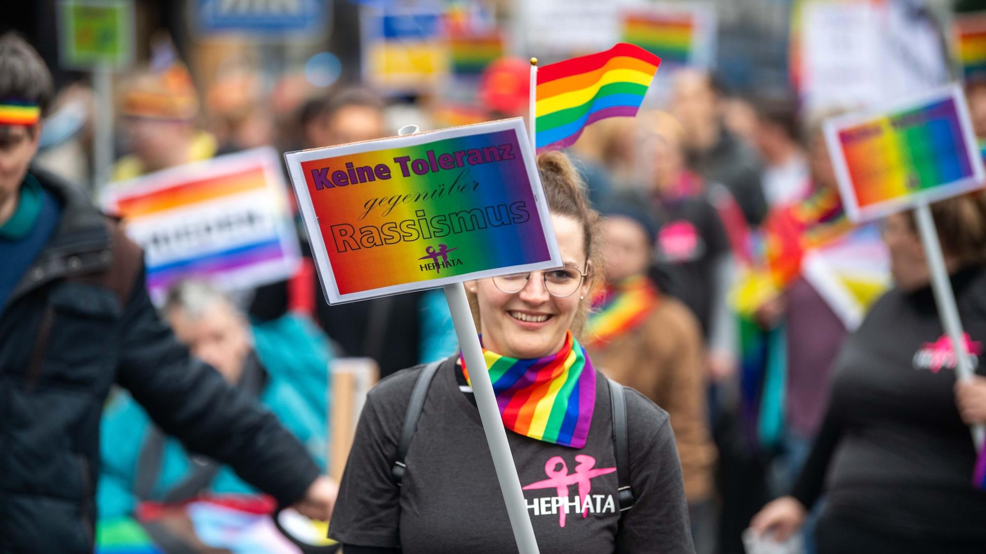 Das Bild zeigt Teilnehmende der CSD-Parade im vergangenen Jahr.