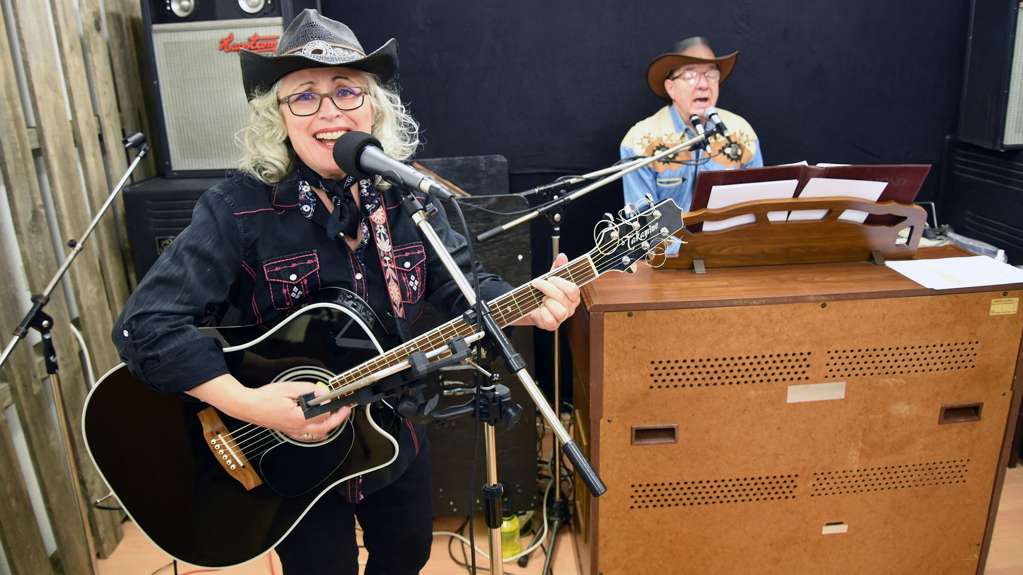 Das Foto zeigt das Country-Musik-Duo Blazing Cowboys mit Rita an der Gitarre und Bryan an der Hammond-Orgel.