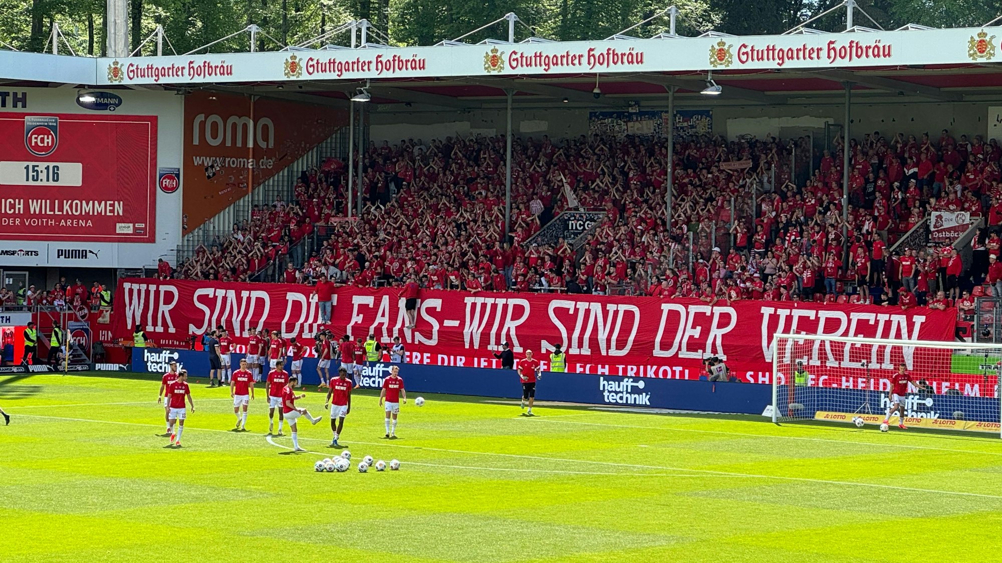 Die FC-Kurve ganz in Rot: In Heidenheim soll der Abstieg des 1. FC Köln vorerst noch einmal abgewendet werden.