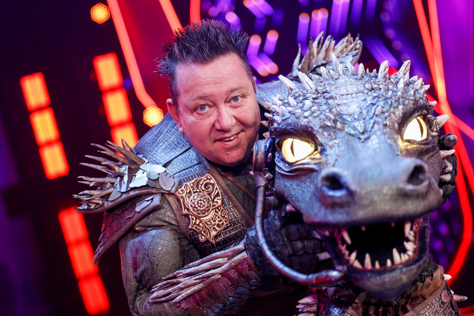 18.05.2024, Nordrhein-Westfalen, Köln: Sebastian Krumbiegel, Sänger und Frontmann der Band Die Prinzen, steht als enttarnte Figur «Das Krokodil» im Finale der Prosieben-Show «The Masked Singer» auf der Bühne. Foto: Thomas Banneyer/dpa +++ dpa-Bildfunk +++
