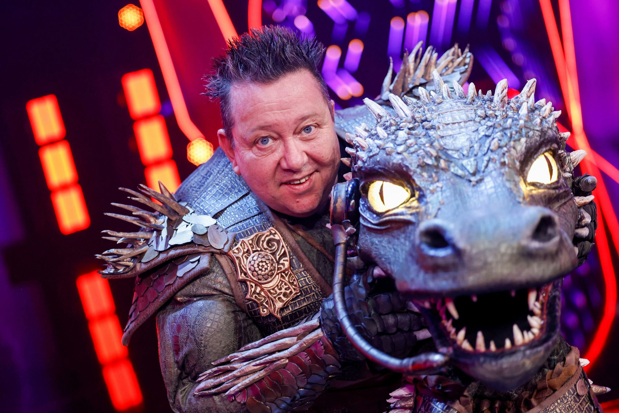 18.05.2024, Nordrhein-Westfalen, Köln: Sebastian Krumbiegel, Sänger und Frontmann der Band Die Prinzen, steht als enttarnte Figur «Das Krokodil» im Finale der Prosieben-Show «The Masked Singer» auf der Bühne. Foto: Thomas Banneyer/dpa +++ dpa-Bildfunk +++