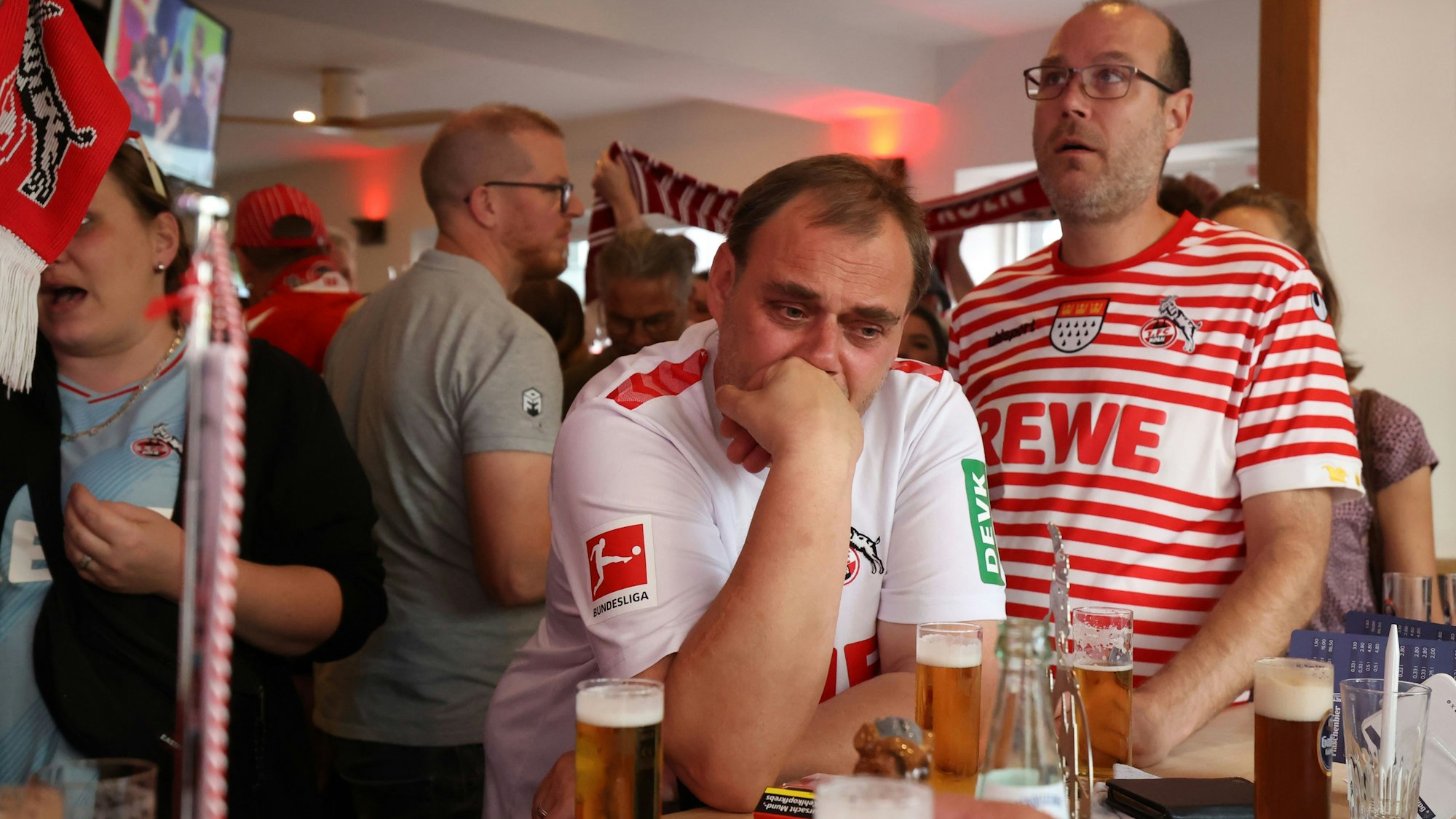 18.05.2024
Köln:
Fan-Reportage FC in Kneipen. Kölner Fans des 1. FC Köln verfolgen am letzten Spieltag die Spiele der 1. Fußball-Bundesliga. Heute entscheidet sich, ob der Fußballverein 1. FC Köln die Chance auf ein Relegationsspiel hat oder direkt absteigt. (Beginn aller Spiele 15:30 Uhr).
Der FC ist abgestiegen….
Markus und Michael vom Fanclub Knobelböcke
Foto: Martina Goyert