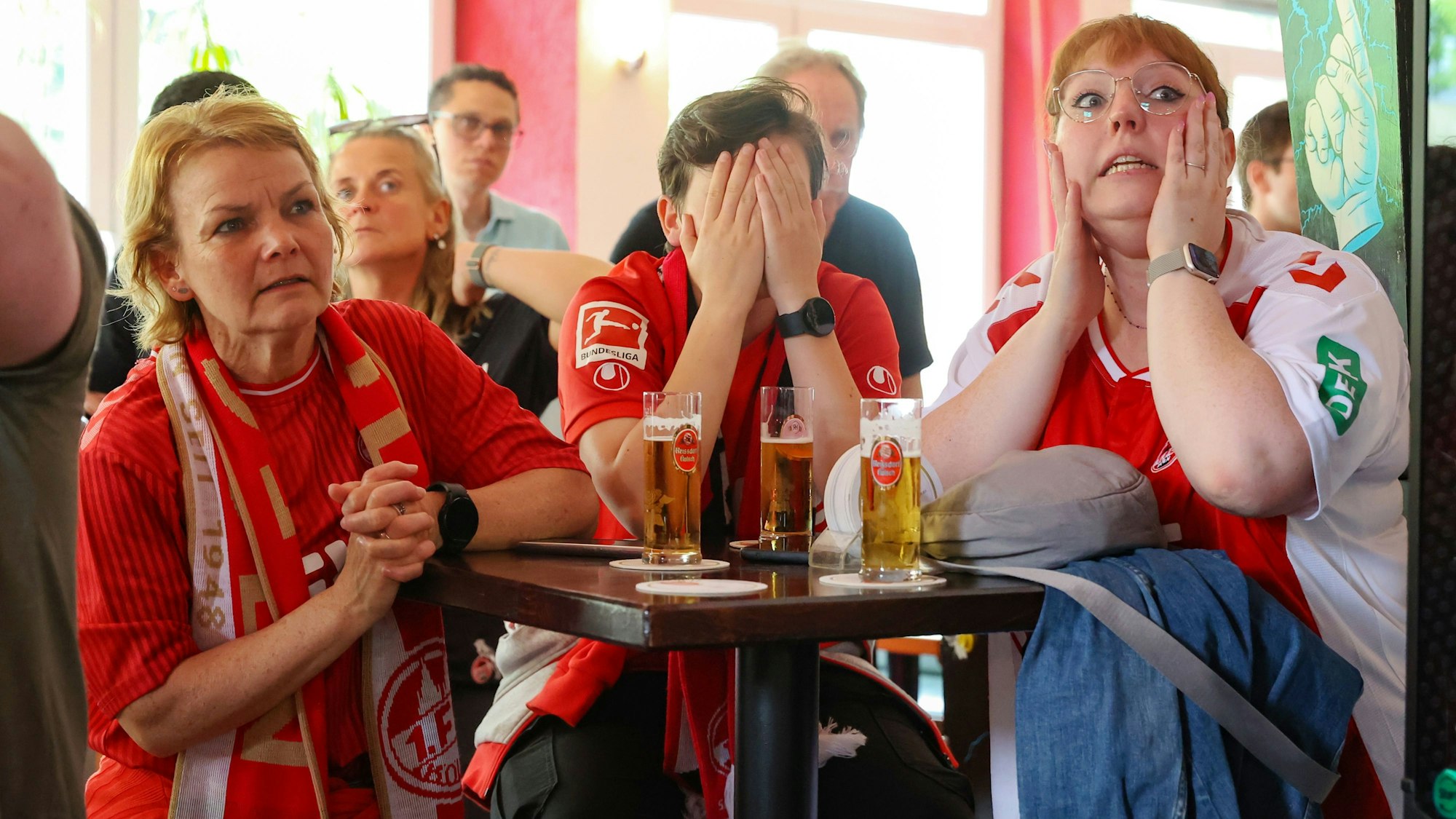 18.05.2024
Köln:
Fan-Reportage FC in Kneipen. Kölner Fans des 1. FC Köln verfolgen am letzten Spieltag die Spiele der 1. Fußball-Bundesliga. Heute entscheidet sich, ob der Fußballverein 1. FC Köln die Chance auf ein Relegationsspiel hat oder direkt absteigt. (Beginn aller Spiele 15:30 Uhr).
Der FC ist abgestiegen….
Kneipe My Way:
Nicole, Finja und Nina
Foto: Martina Goyert