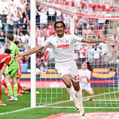 Köln, 11. Mai: Damion Downs vom 1. FC Köln bejubelt sein Tor zum 3:2 gegen Union Berlin. Nun benötigt der FC einen Sieg in Heidenheim.