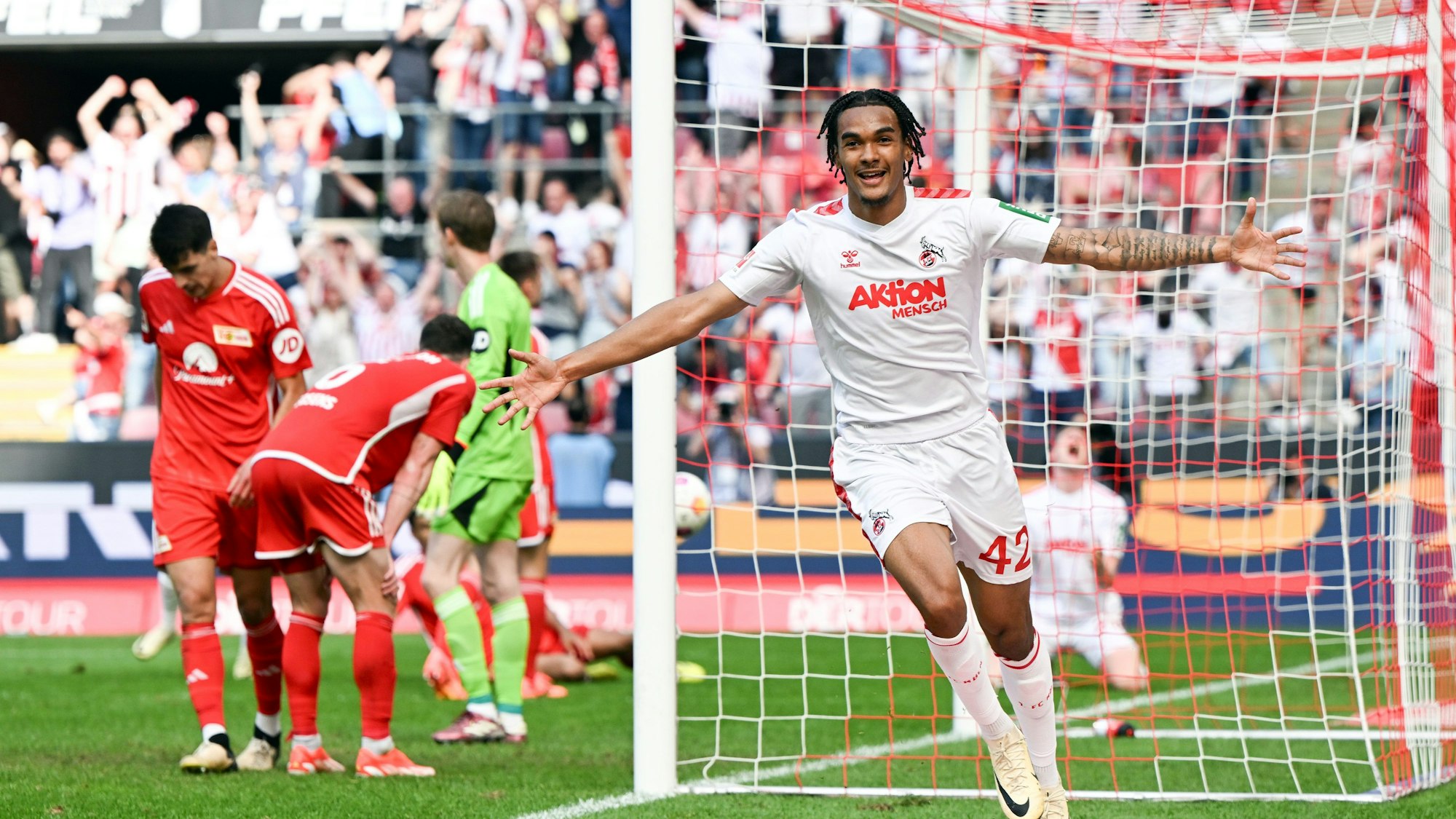 Köln, 11. Mai: Damion Downs vom 1. FC Köln bejubelt sein Tor zum 3:2 gegen Union Berlin. Nun benötigt der FC einen Sieg in Heidenheim.