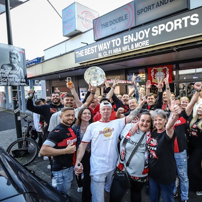 Nach Jahrzehnte langer Durststrecke können Bayer-04-Fans endlich die deutsche Meisterschaft feiern.