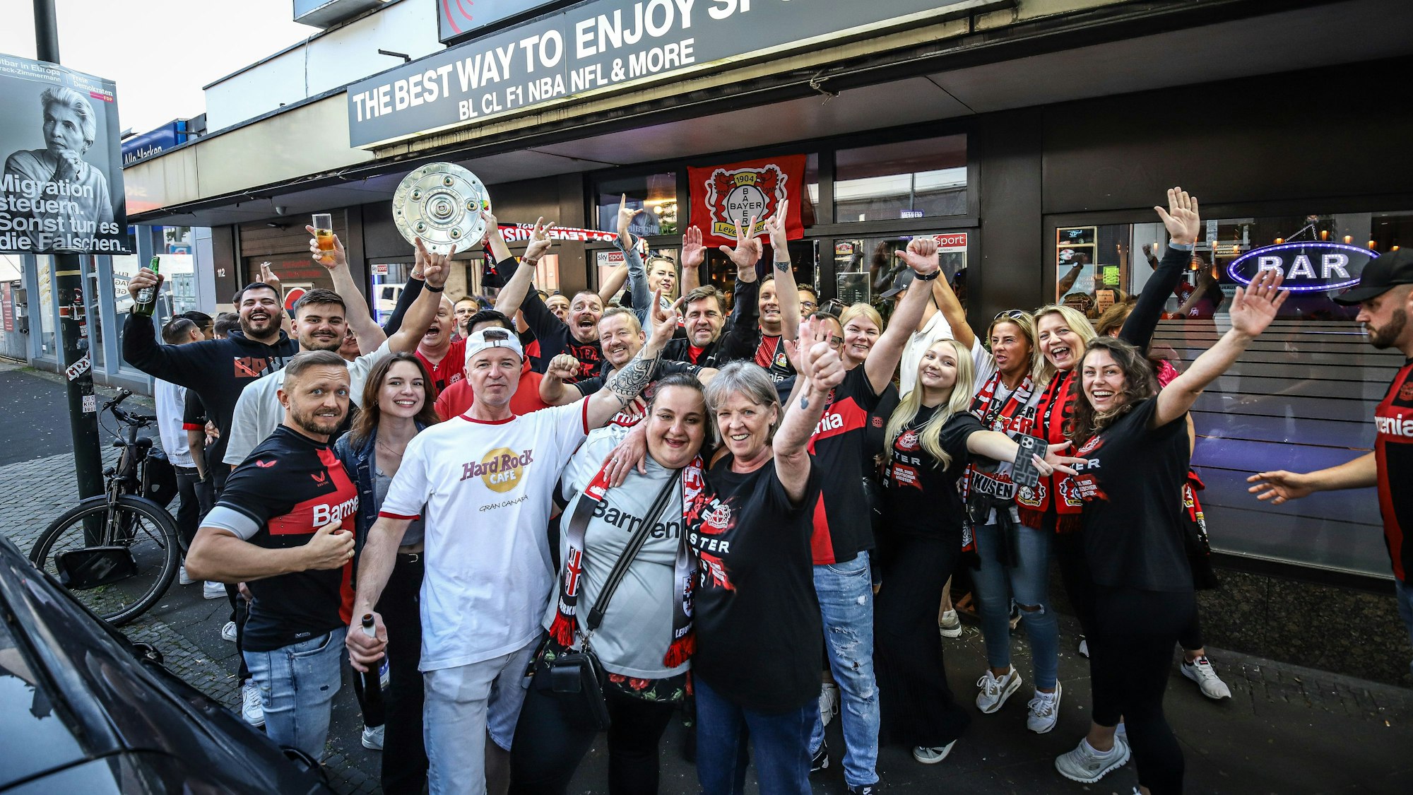 Nach Jahrzehnte langer Durststrecke können Bayer-04-Fans endlich die deutsche Meisterschaft feiern.