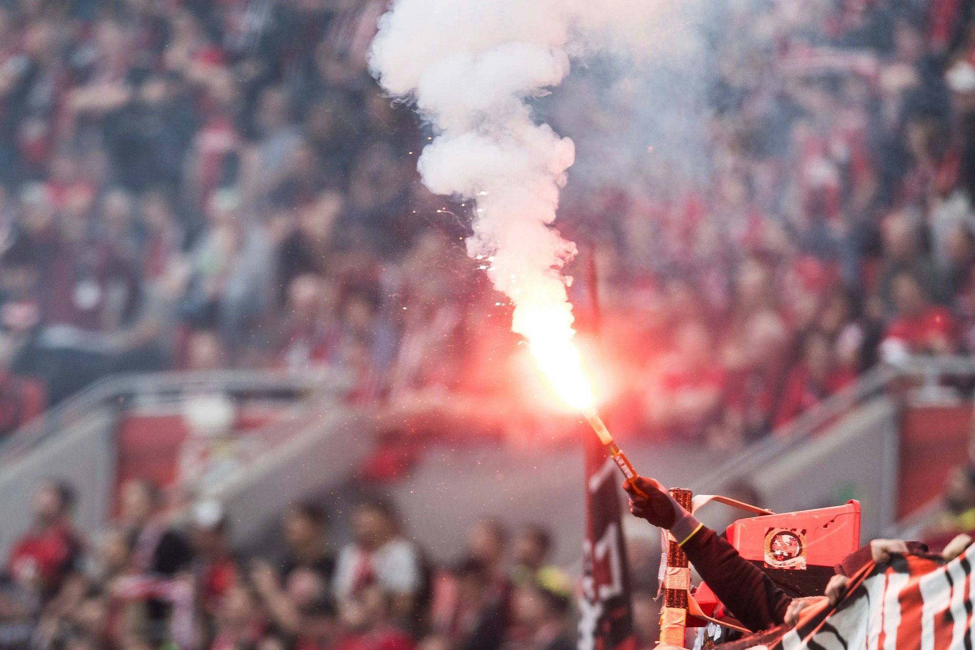 In der 18. Minute gedenken die Fans von Bayer 04 Leverkusen der Verstorbenen, die die erste Meisterschaft nicht mehr miterleben können.