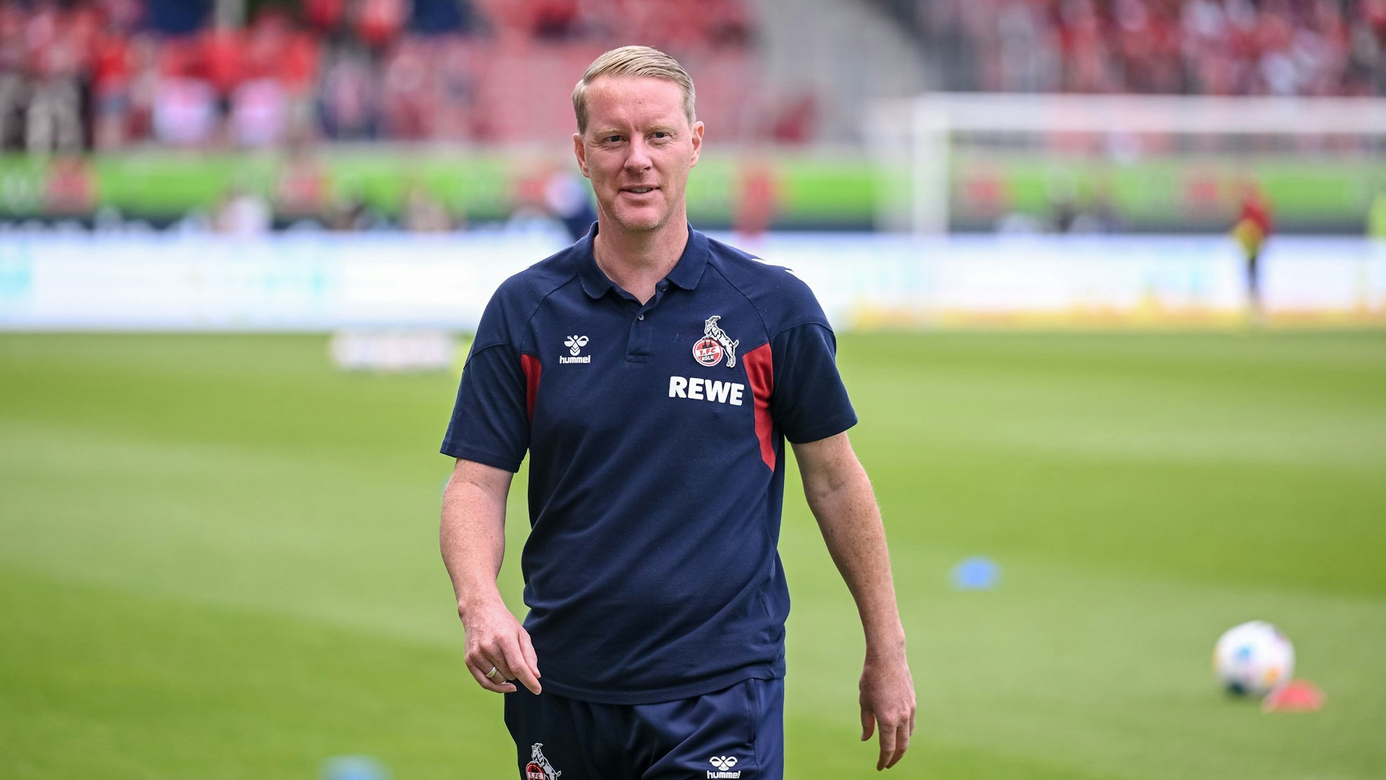 Kölns Trainer Timo Schultz steht vor dem Spiel im Stadion.