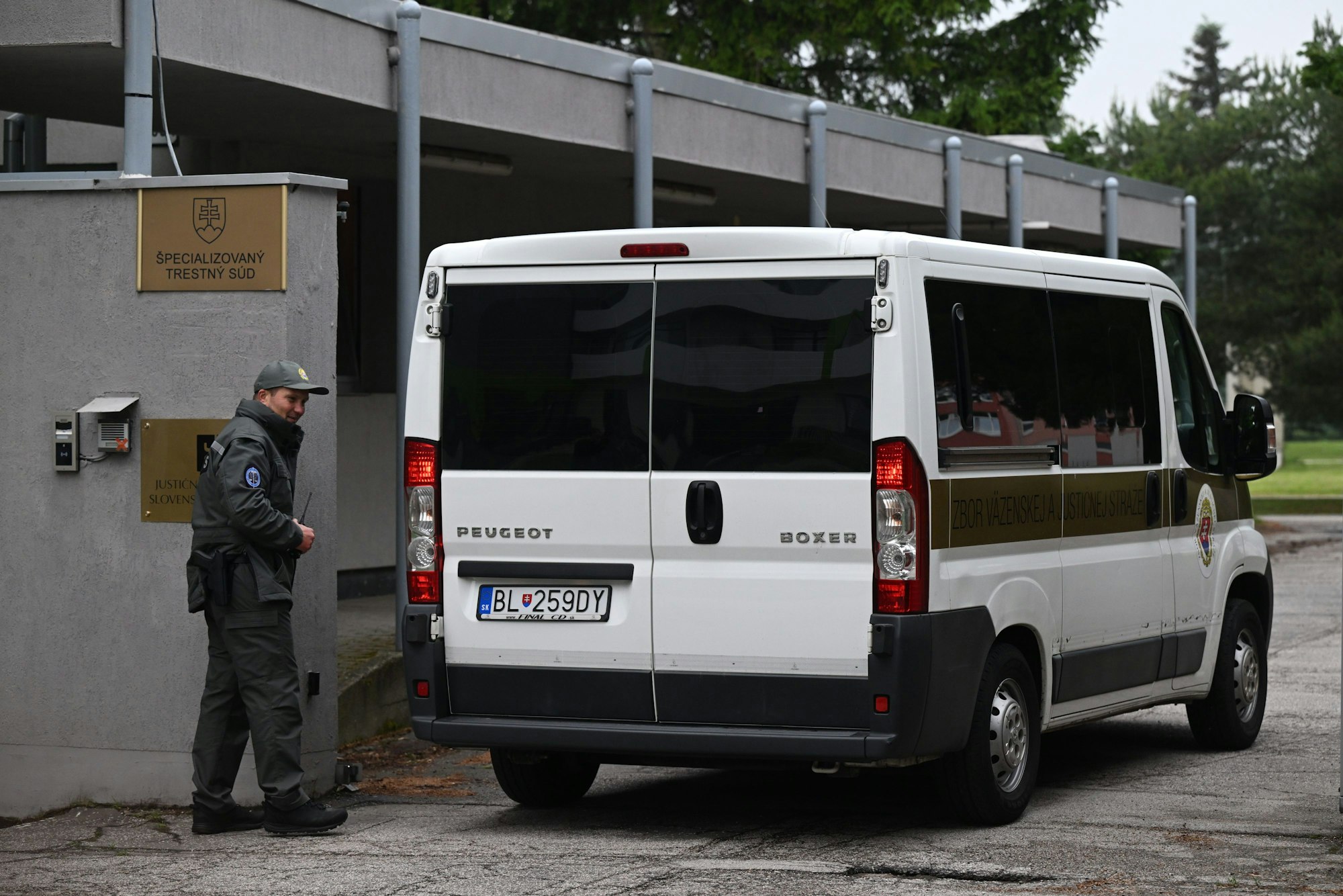 18.05.2024, Slowakei, Pezinok: Ein Fahrzeug fährt auf dem Gelände des Spezialstrafgerichts (TS). Das spezialisierte Strafgericht (CC) wird über den Antrag auf Inhaftierung des Angeklagten entscheiden. Foto: Šálek Václav/TASR/dpa +++ dpa-Bildfunk +++