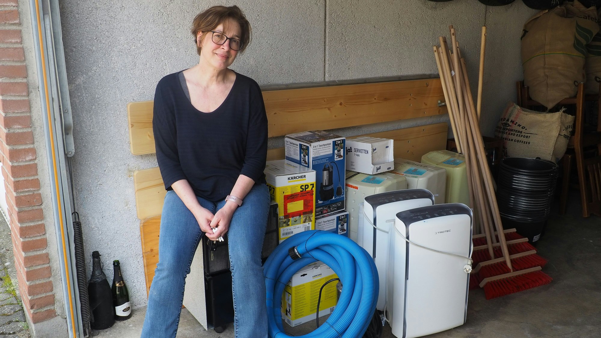 Stefanie Schwarz zeigt die Geräte, die sie in ihrer Garage gesammelt hat.