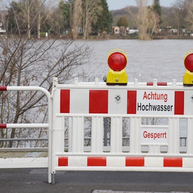 Hochwasser am Rheinufer: Das hydraulische Hubtor in Köln-Rodenkirchen ist ausgefahren (Archivbild).