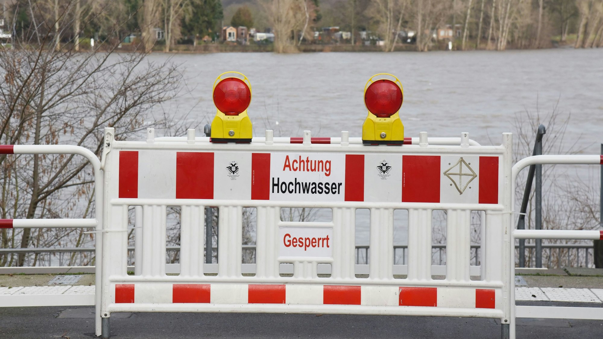 Hochwasser am Rheinufer: Das hydraulische Hubtor in Köln-Rodenkirchen ist ausgefahren (Archivbild).