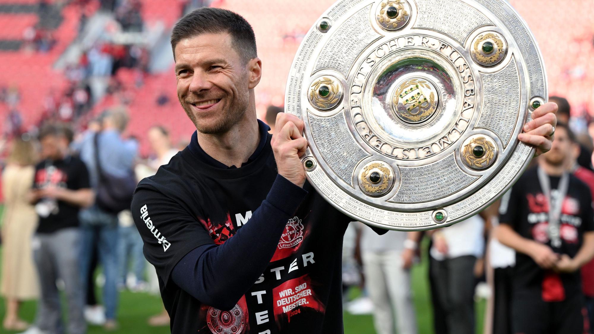 18.05.2024, Nordrhein-Westfalen, Leverkusen: Fußball, Bundesliga, Bayer Leverkusen - FC Augsburg, 34. Spieltag, BayArena, Trainer Xabi Alonso jubelt mit der Meisterschale. WICHTIGER HINWEIS: Gemäß den Vorgaben der DFL Deutsche Fußball Liga bzw. des DFB Deutscher Fußball-Bund ist es untersagt, in dem Stadion und/oder vom Spiel angefertigte Fotoaufnahmen in Form von Sequenzbildern und/oder videoähnlichen Fotostrecken zu verwerten bzw. verwerten zu lassen. Foto: Federico Gambarini/dpa +++ dpa-Bildfunk +++