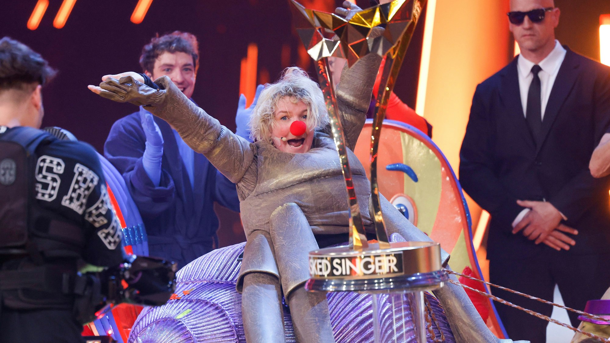 18.05.2024, Nordrhein-Westfalen, Köln: Die Komikerin Mirja Boes steht als Figur "Der Floh· im Finale der ProSieben-Show "The Masked Singer" auf der Bühne. Sie gewann die 10. Staffel. Foto: Thomas Banneyer/dpa +++ dpa-Bildfunk +++