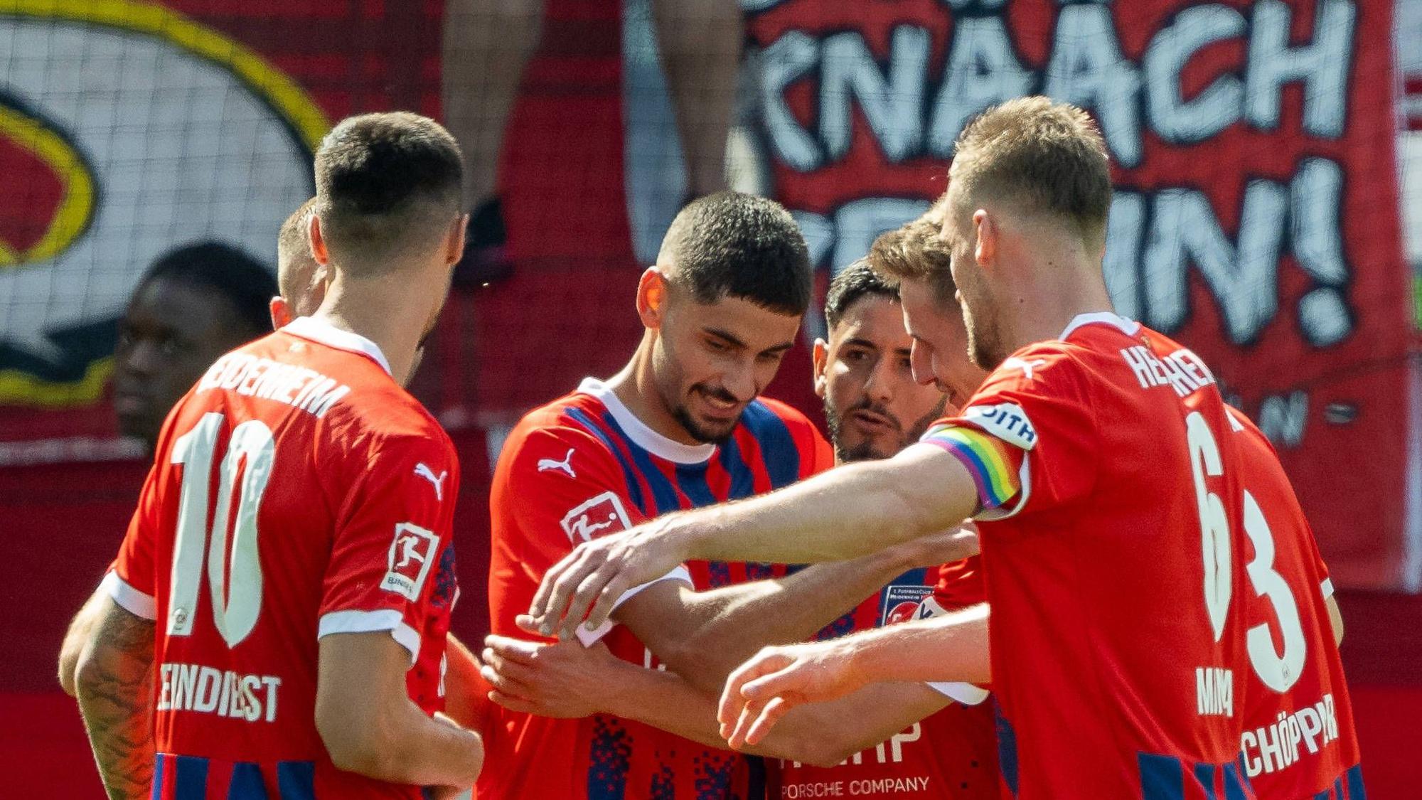 Eren Dinkci jubelt nach seinem Treffer zum Doppelpack gegen den FC.