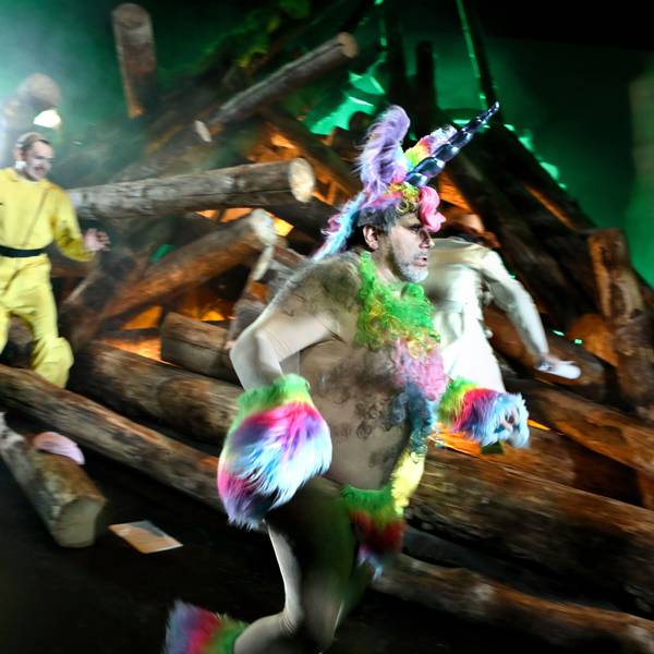 Ein Sommernachtstraum
von William Shakespeare
Regie: Jan Bosse
Regie: Jan Bosse
Bühne/Video: Moritz Müller
Kostüme: Kathrin Plath
Komposition: Carolina Bigge, Arno Kraehahn
Licht: Jan Steinfatt
Dramaturgie: Gabriella Bußacker, Jan Stephan Schmieding
Foto: Birgit Hupfeld