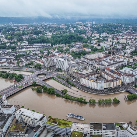 Saarbrücken: Blick auf die überflutete Stadtautobahn A620.