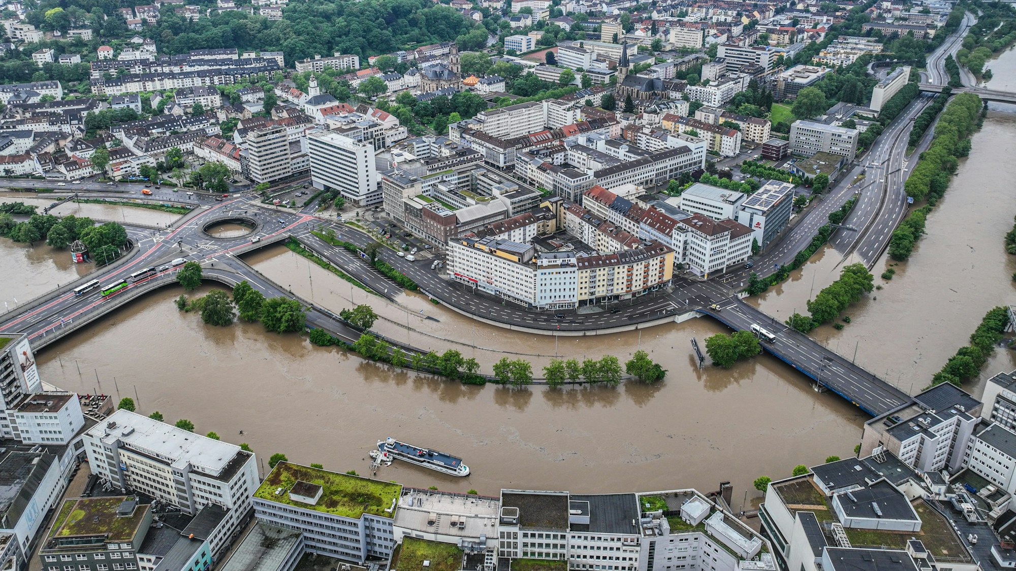 Saarbrücken: Blick auf die überflutete Stadtautobahn A620.