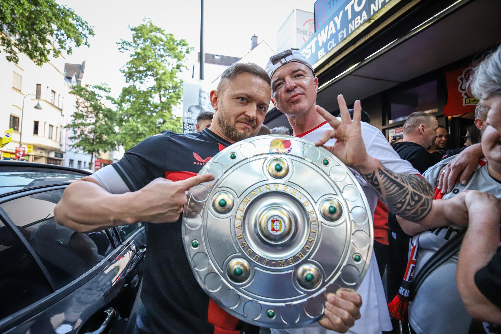 Bayer-04-Fans feiern die Meisterschaft.