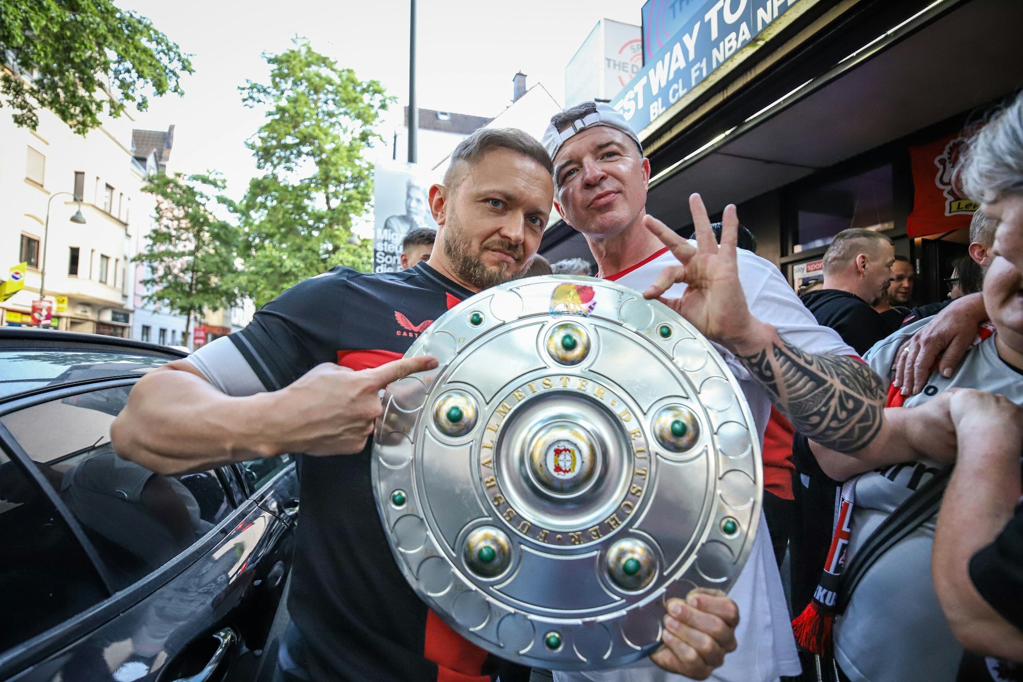 Bayer-04-Fans feiern die Meisterschaft.