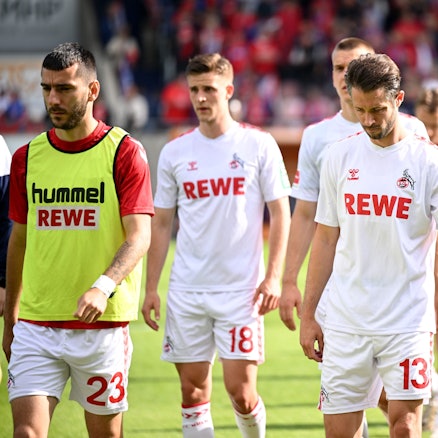Die Kölner Spieler gehen nach der Niederlage geknickt vom Rasen.