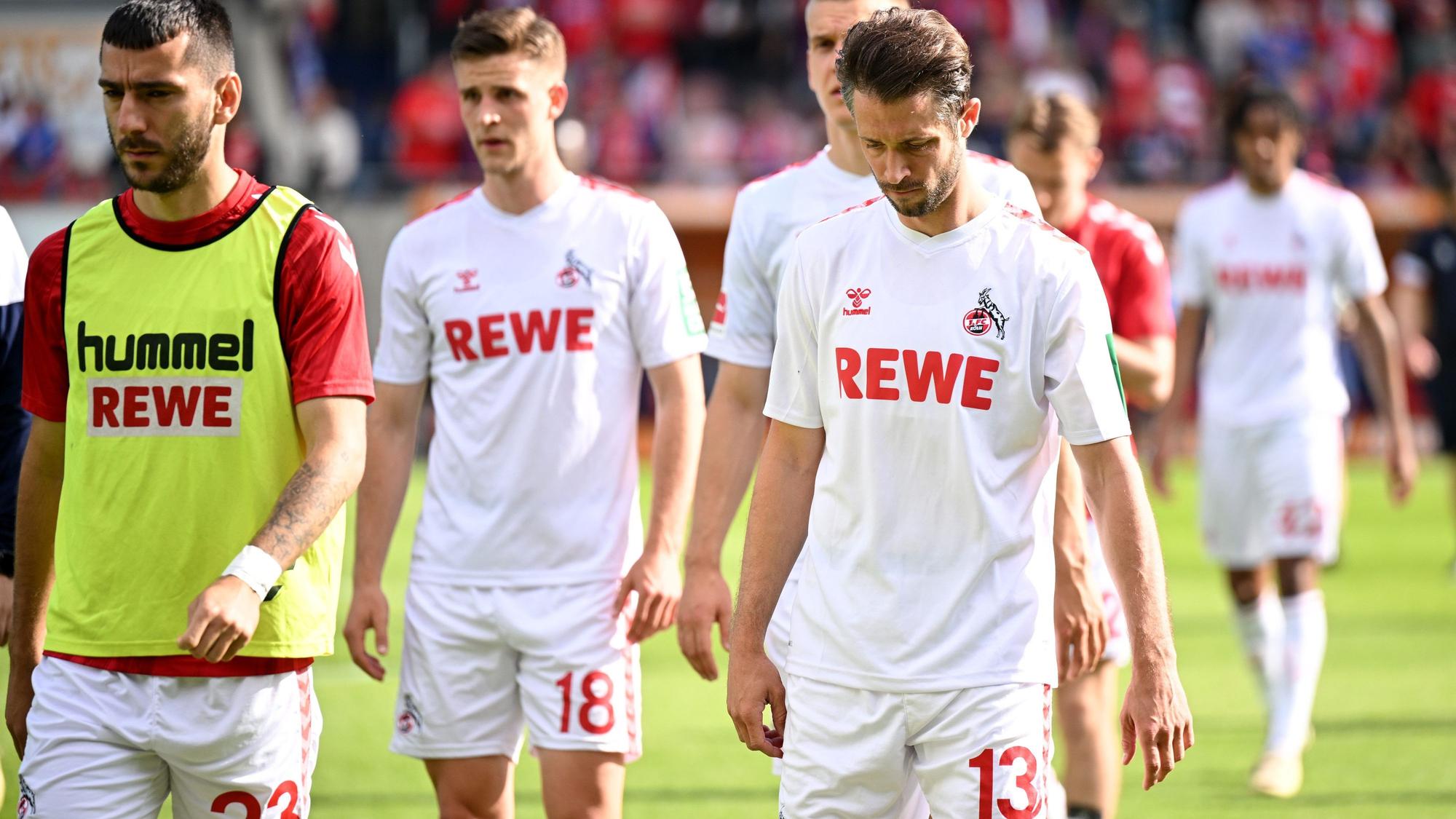 Die Kölner Spieler gehen nach der Niederlage geknickt vom Rasen.