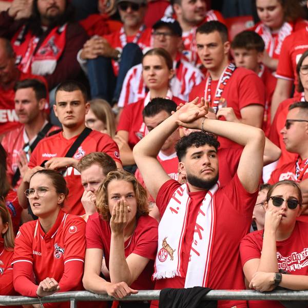Kölner Fans sitzen in Heidenheim auf der Tribüne und begleiten das Trauerspiel des 1. FC Köln.
