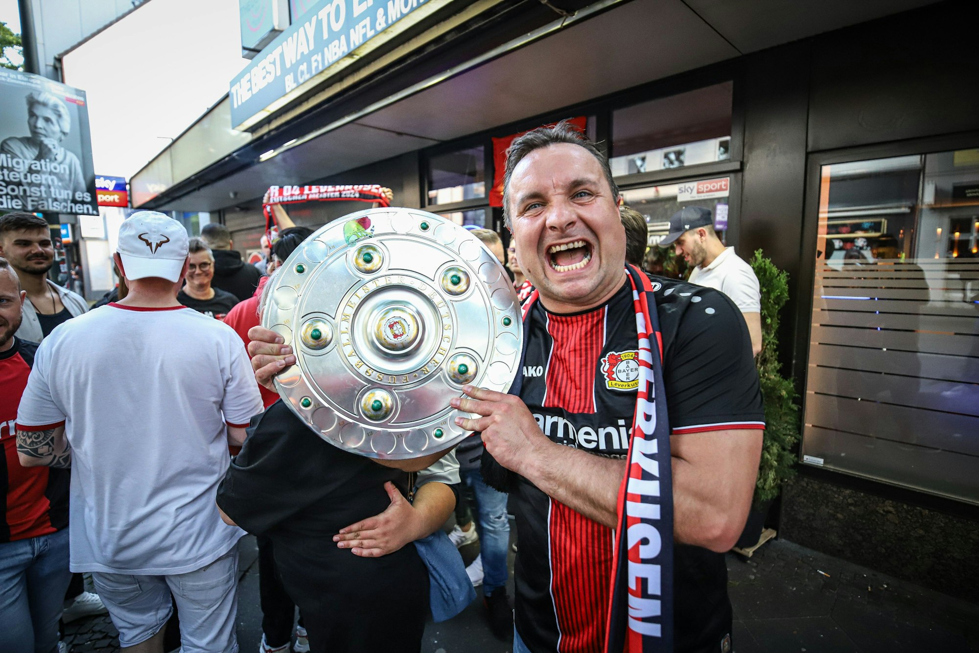 Fans tragen Masken mit dem Gesicht von Xabi Die Meisterschale war ein beliebtes Fotomotiv..