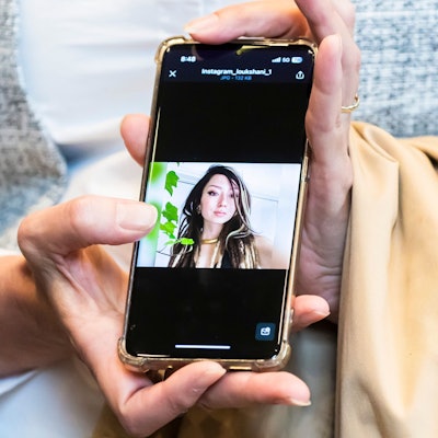 ARCHIV - 19.10.2023, Berlin: Ricarda Louk zeigt bei einem Treffen mit Bundestagspräsidentin Bas ein Foto ihrer durch die Hamas entführten Tochter Shani Louk. (zu dpa: «Armee: Leiche von Deutsch-Israelin Shani Louk im Gazastreifen gefunden») Foto: Christoph Soeder/dpa +++ dpa-Bildfunk +++