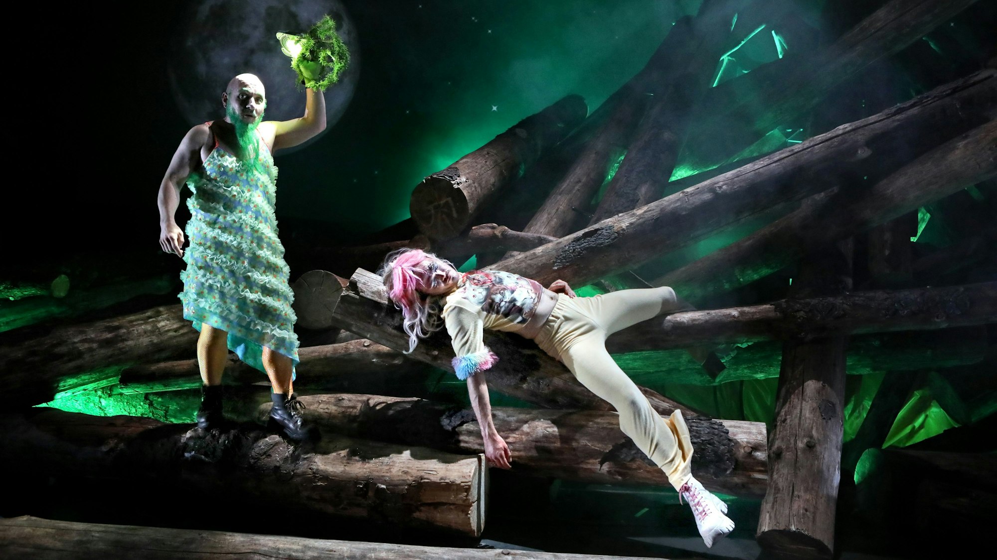 Ein Sommernachtstraum
von William Shakespeare
Regie: Jan Bosse
Regie: Jan Bosse
Bühne/Video: Moritz Müller
Kostüme: Kathrin Plath
Komposition: Carolina Bigge, Arno Kraehahn
Licht: Jan Steinfatt
Dramaturgie: Gabriella Bußacker, Jan Stephan Schmieding
Foto: Birgit Hupfeld